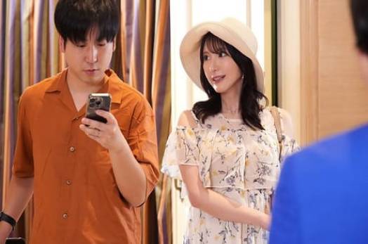 Kỉ niệm 5 năm ngày cưới đi du lịch mà chồng chỉ để ý công việc