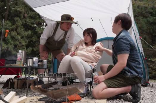 Em gái cắm trại một mình trong rừng thì được mấy anh trai đến “thăm hỏi”