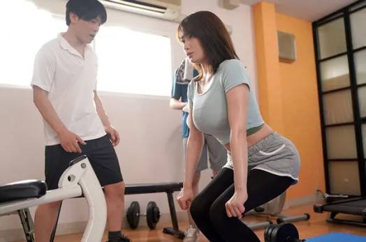 đi tập gym giảm cân mà cặp vú quá to làm anh pt gạ địt