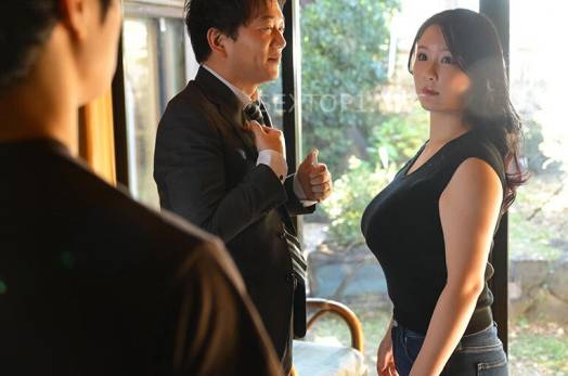 Cậu con trai thường lén nhìn và biết được mẹ kế chưa bao giờ thõa mãn khi làm tình với bố