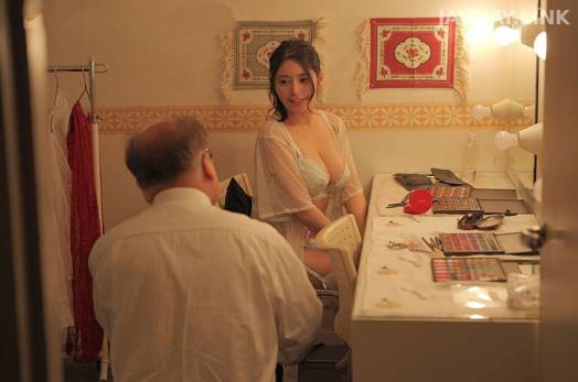 Vợ ngoại tình cùng trai trẻ vì chồng già không thỏa mãn